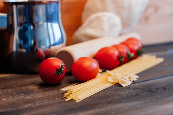 Italiaanse pasta ingrediënten koken keuken houten tafel — Stockfoto
