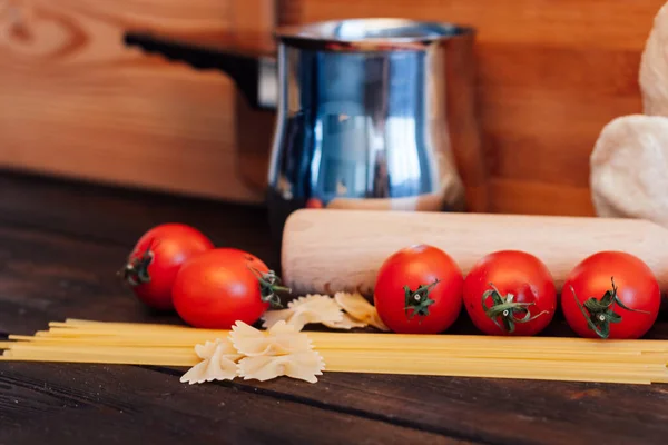 Pasta pomodorini cucina pasto di cottura tavolo di legno — Foto Stock