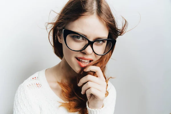 Женщина в очках в белом свитере шарм косметики крупным планом моды — стоковое фото