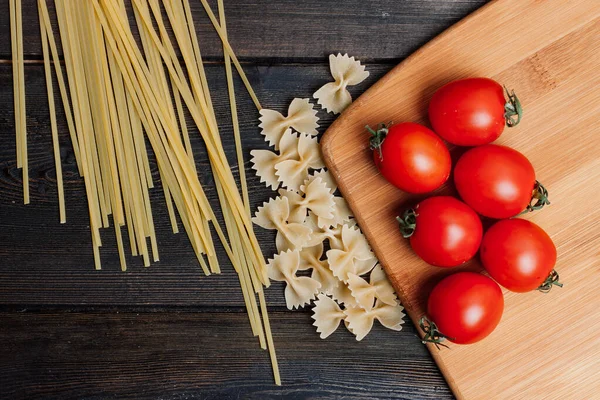 Pasta op houten tafel ingrediënten koken dieetvoeding — Stockfoto