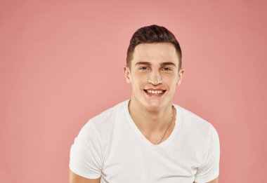 Neşeli yakışıklı erkek tişörtü pembe desenli arka plan