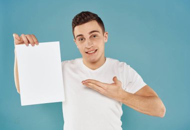 Beyaz kağıt kaplama reklam posterli mutlu bir adam.