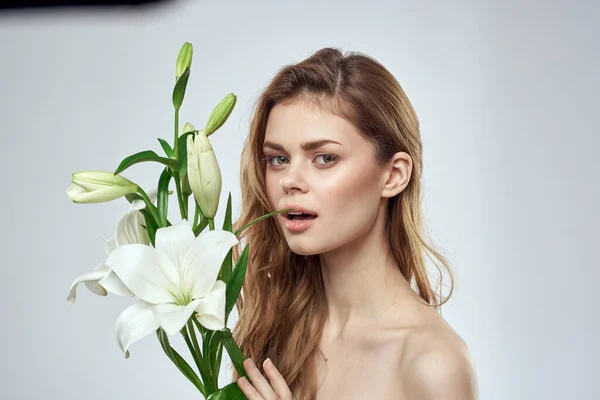 Senhora encantadora com flores brancas retrato close-up luz fundo — Fotografia de Stock