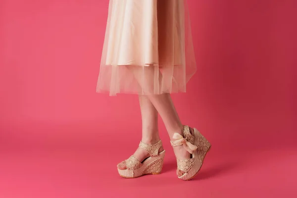 Kvinnliga fötter mode skor elegant stil beskärd vy rosa bakgrund — Stockfoto