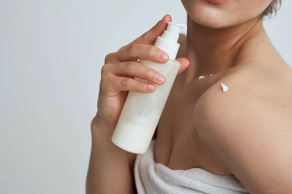 Lozione per asciugamano bianco spalle nude per la cura della pelle — Foto Stock