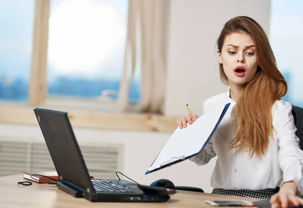 Geschäftsfrau Sekretärin Schreibtisch Laptop Arbeit Büro — Stockfoto