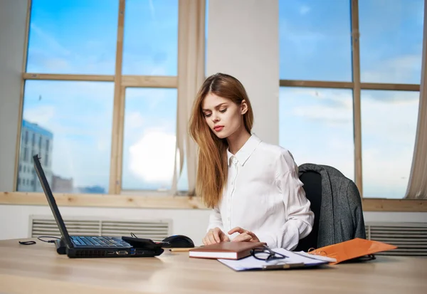 Geschäftsfrau Schreibtisch Laptop Sekretärin Büro Lebensstil — Stockfoto