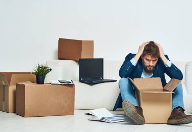 İşadamı eşyalarını paketlemekten azlediliyor.