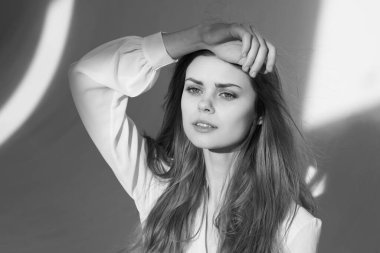 Güzel kadın cazibesi saç stili siyah beyaz fotoğraf modeli