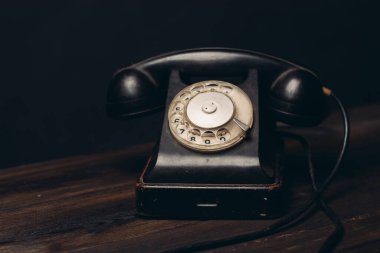 Retro telefon eski teknoloji iletişim nostaljisi.