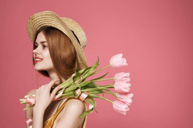 Elbise ve çiçek buketi içinde güzel bir kadın bayram günü. 