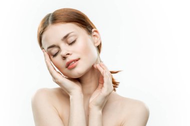 El ele tutuşan bir kadın cazibeli, seksi, kapalı gözler.