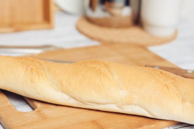 Çeşitli masa bacakları üzerinde taze pişmiş yiyecekler. 