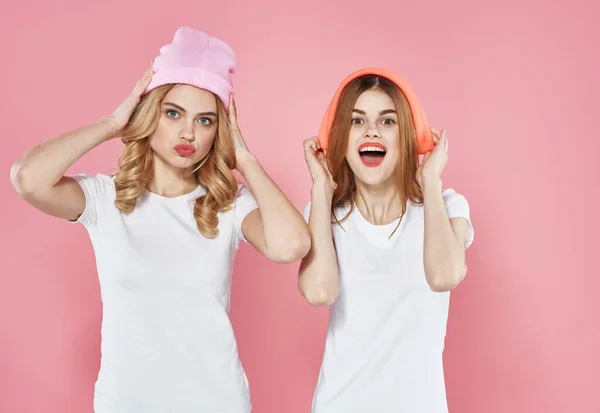 2人の陽気な女性ピンクの帽子ファッショナブルな服トレンドライフスタイル孤立した背景 — ストック写真