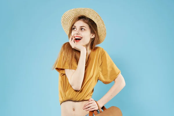 Wesoła kobieta w moda kapelusz plecak przycięty widok — Zdjęcie stockowe