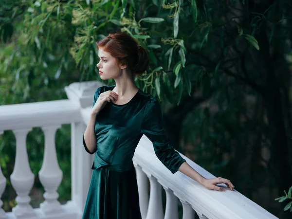 Mulher bonita em vestido verde ao ar livre charme estilo elegante — Fotografia de Stock