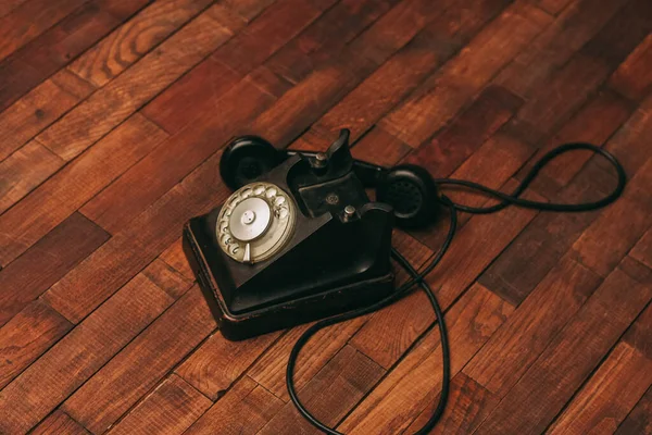 Tecnologia de telefone antigo estilo retro vista superior clássico — Fotografia de Stock