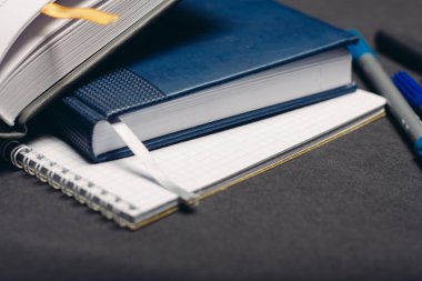 defterler kitaplar kalemler masaüstü gri arkaplan ofisi