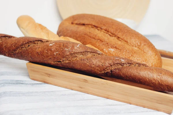 Frische Brote auf einem Brotkorb auf dem Tisch Frühstücksküche Mahlzeit — Stockfoto