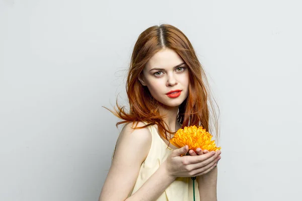 Mulher com flor amarela perto do estúdio de glamour rosto — Fotografia de Stock