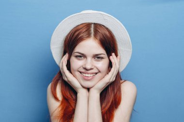 Güzel, kızıl saçlı, şapka takan çekici bir kadın.