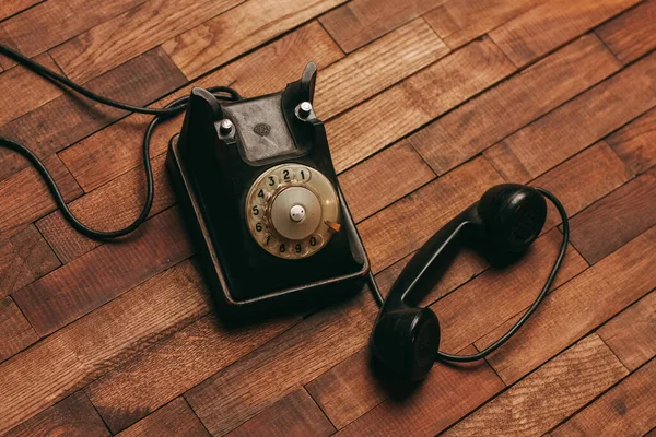 Antika ahşap arka plan adı verilen retro telefon iletişim teknolojisi — Stok fotoğraf