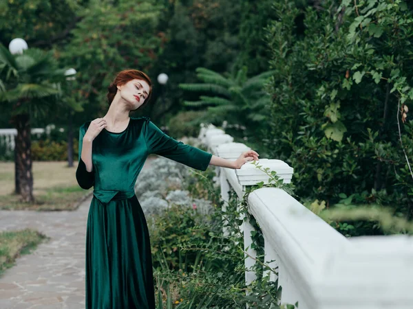 Όμορφη γυναίκα πράσινο φόρεμα αρχιτεκτονική φύση glamor μοντέλο — Φωτογραφία Αρχείου
