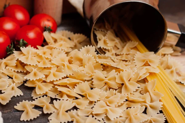 Cucina italiana pasta cottura ingredienti pomodorini pranzo — Foto Stock