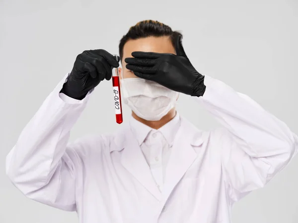 Manliga laboratorieassistenter blunda svarta handskar tester grå bakgrund — Stockfoto