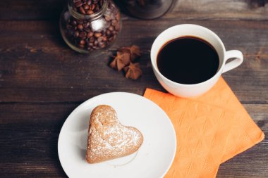 Bir fincan kahve tatlı tatlı tatlı kahvaltı yemeği