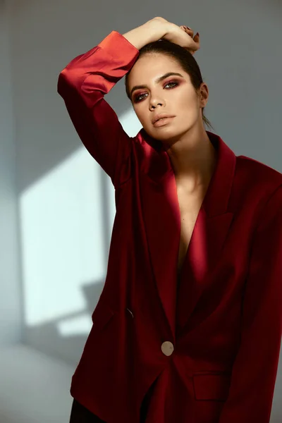 Mulher bonita em vermelho jaqueta moda estúdio modelo decoração — Fotografia de Stock