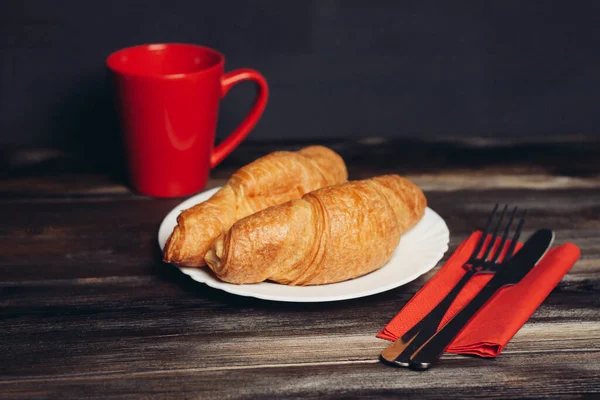 Färska croissanter serverar bord frukost dessert kaffe — Stockfoto