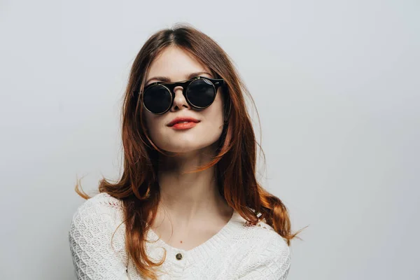 Atrakcyjna kobieta nosi okulary przeciwsłoneczne luźne włosy studio mody zbliżenie — Zdjęcie stockowe