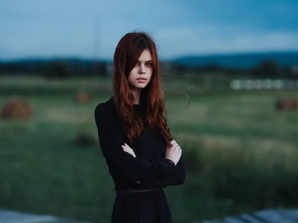 自然の中で黒のドレスの赤髪の女性屋外 — ストック写真