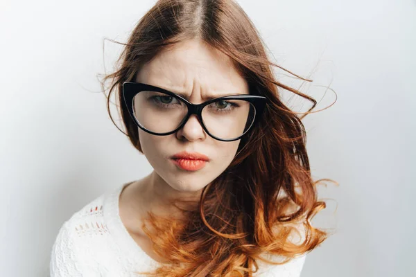 Женщина в очках улыбка моды косметика студия эмоций — стоковое фото
