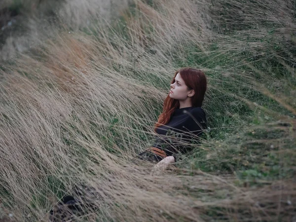 Romantická žena v černých šatech červené vlasy příroda suchá tráva podzim — Stock fotografie