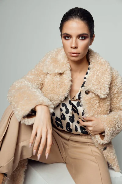 Morena com maquiagem brilhante em seu rosto leopardo camisa moda roupas estilo outono — Fotografia de Stock