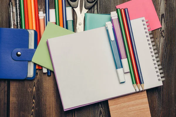 Escritorio de oficina con papelería y lápices tijeras marcadores de papel —  Fotos de Stock