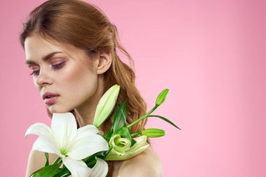 Beyaz çiçekli kadın portresi güzel yüz pembe arka plan çıplak omuzlar