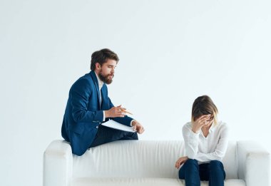 İş adamı ve kadın profesyonel takım beyaz kanepe iletişimi