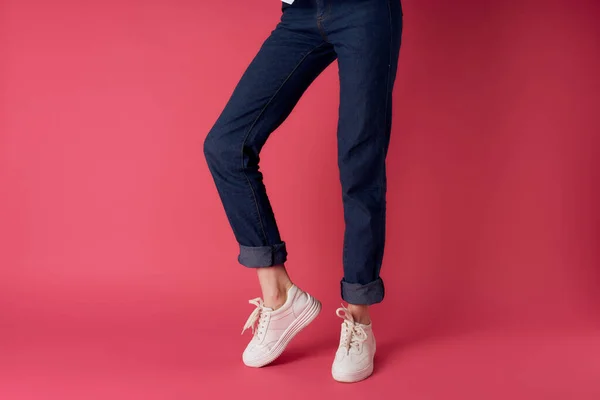 Donna piedi bianco scarpe da ginnastica moda street style rosa sfondo — Foto Stock