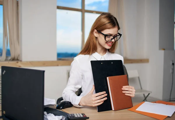Mulher de negócios em camisa branca em mesas de trabalho documentos escritório oficial — Fotografia de Stock
