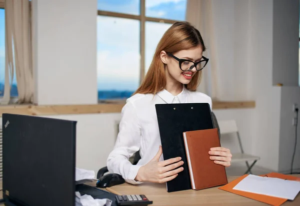 Femme d'affaires en chemise blanche aux tables de travail documents bureau officiel — Photo