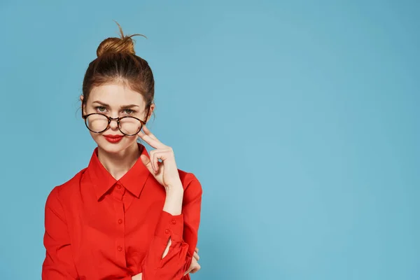 Mulher elegante em vermelho camisa oficial fundo azul — Fotografia de Stock