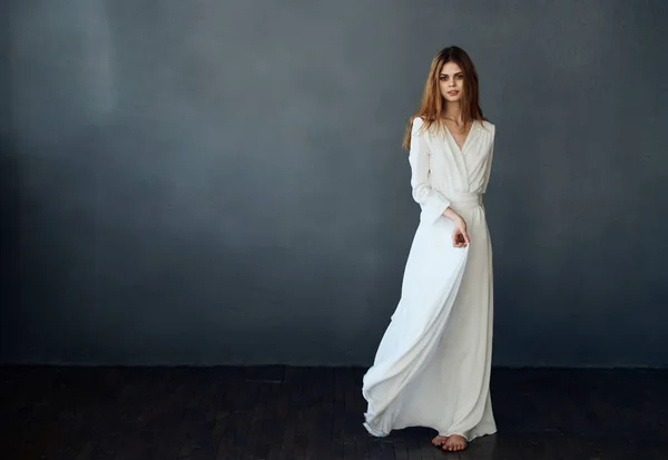 Mujer en vestido blanco atractivo glamour rendimiento fondo gris — Foto de Stock