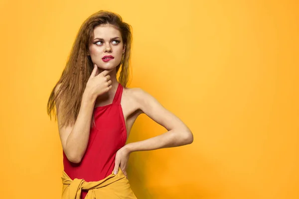 Fröhlich hübsche Frau helles Make-up rote Lippen gelber Hintergrund — Stockfoto