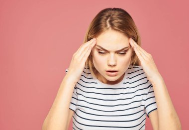 Üzgün kadın gücenmiş yüz pembe arka plan kırpılmış görünüm modeli