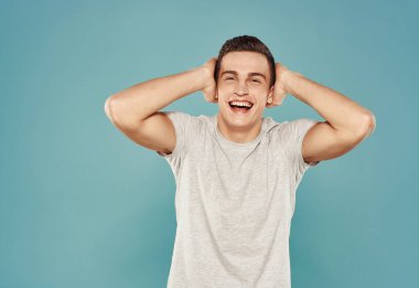 Beyaz tişörtlü yakışıklı adam stüdyo yaşam tarzı mavi arka plan