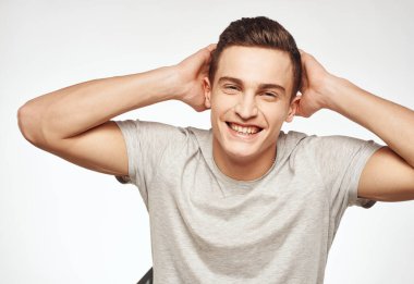 Yakışıklı adam stüdyo ışık arkaplan modeli yakın plan