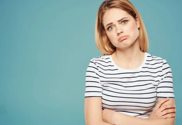 Modello donna a righe t-shirt indignato guardare emozioni sfondo blu — Foto Stock